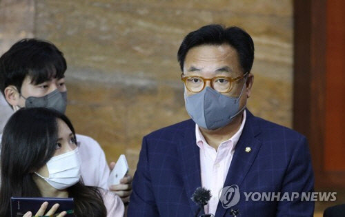 국민의힘 비상대책위원장에 내정된 정진석 국회부의장이 8일 오전 국회로 출근해 기자들의 질문에 답하고 있다.  [국회사진기자단]